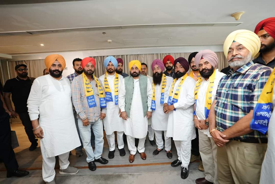 हैरी मुखमैलपुर और रणजीत सिंह अकाली दल छोड़कर आप में शामिल हो गए